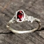 Organiškas sidabro žiedas su granatu