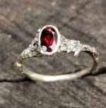 Organiškas sidabro žiedas su granatu