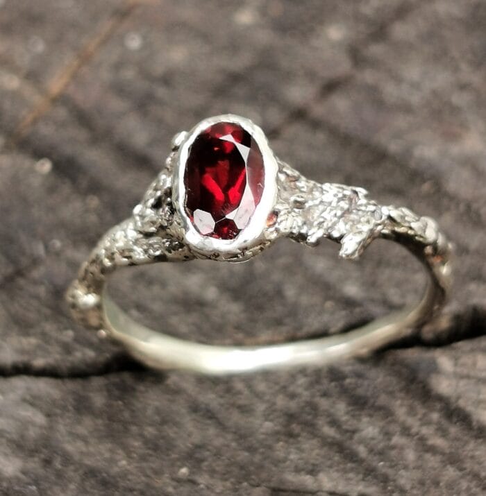 oznorCO Organiškas sidabro žiedas su granatu – Paveikslėlis 1