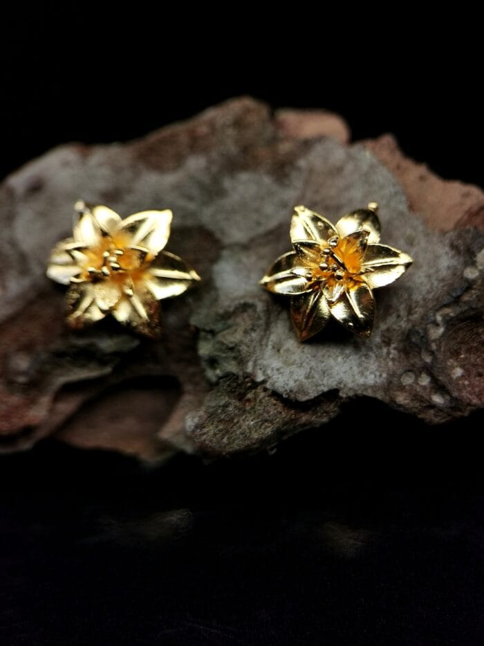 Auksuotos lelijos – Paveikslėlis 1