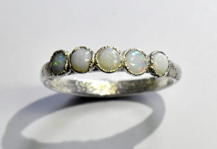 Baltų opalų žiedas – Paveikslėlis 1