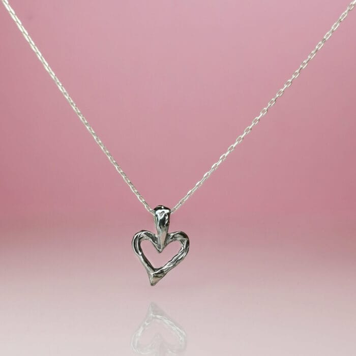 0649fc_3fd398ed2e904fd39e4abff6a8c42f11mv2.jpg Pikų dama I – Paveikslėlis 1