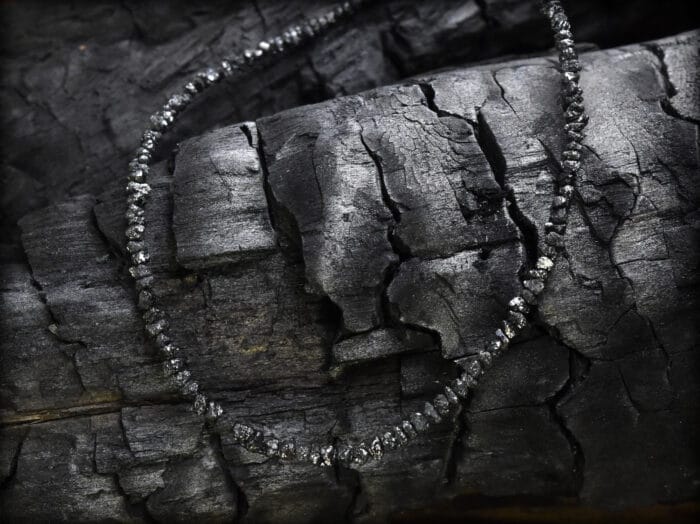 0649fc_720f406bbb2c467eb5f6e5ac3bd1c702mv2.jpg Juodų deimantų vėrinys – Paveikslėlis 1