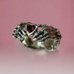 Claddagh žiedas su granatu