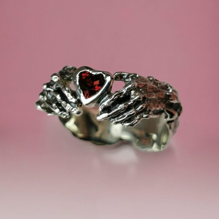 0649fc_81fbefcb677544c39aa3a7c8a67dffdbmv2.jpg Claddagh žiedas su granatu – Paveikslėlis 1