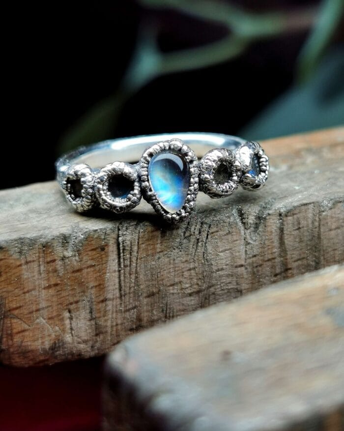 0649fc_a1c2c850c9fe4454b9cf469fe819ea18mv2.jpg Mėnulio akmenų žiedas – Paveikslėlis 1