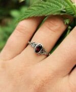 Organiškas sidabro žiedas su granatu – Paveikslėlis 2