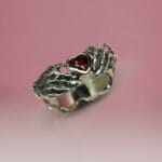 Claddagh žiedas su auksine širdele ir granatu – Paveikslėlis 2