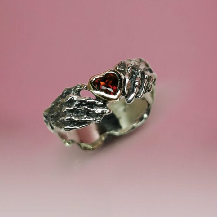 Claddagh žiedas su auksine širdele ir granatu – Paveikslėlis 2