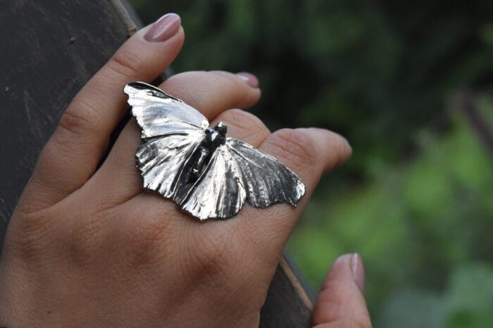 0649fc_b104206630ba401a895ff42379c1d117mv2.jpg Žiedas drugelis – Paveikslėlis 1