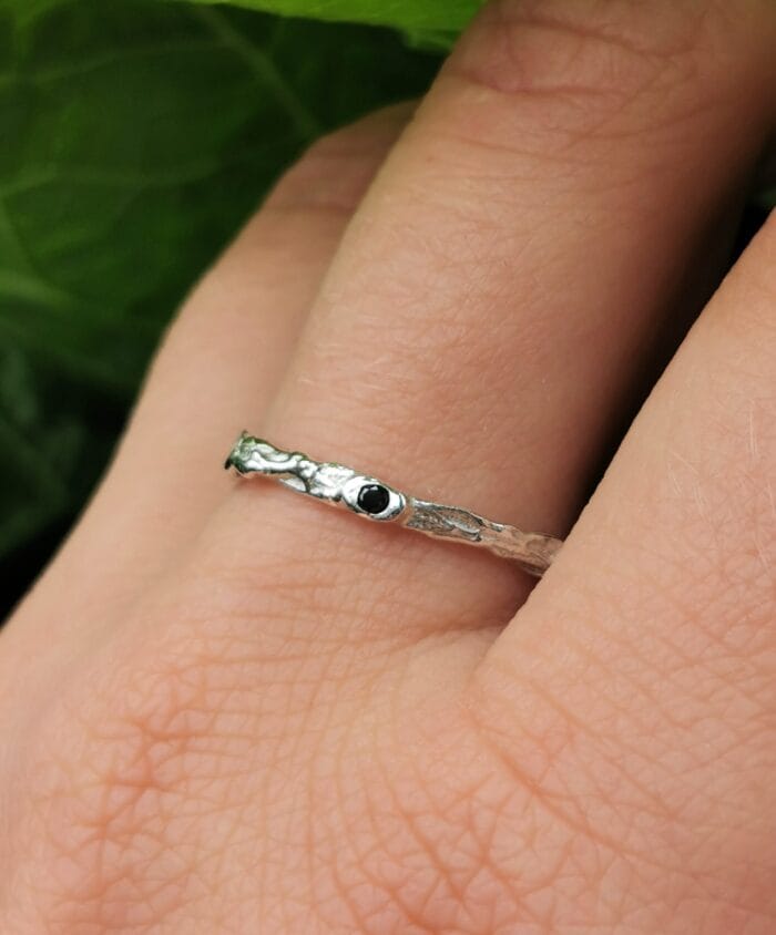 Sidabro žiedas su mažu juodu deimantu – Paveikslėlis 2