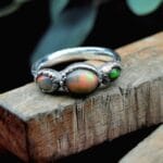 Trijų opalų žiedas