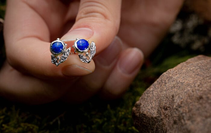 0649fc_bfd2ce328cc245b4a552416a8161fda9mv2.jpg Botaniniai auskarai su lazuritais – Paveikslėlis 1