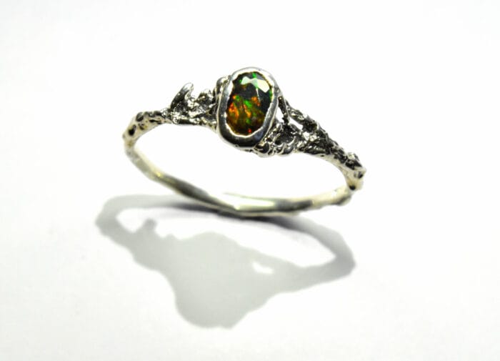 0649fc_e7559849faa948d199686646a1254e4emv2.jpg Smulkus žiedas su opalu – Paveikslėlis 1