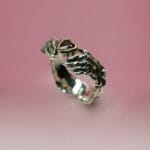 Claddagh žiedas su auksine širdele ir granatu