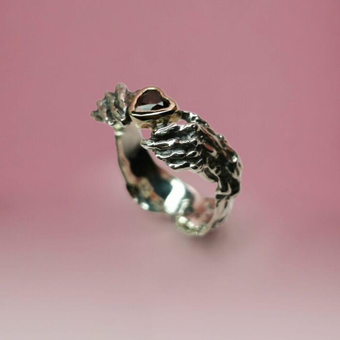 Claddagh žiedas su auksine širdele ir granatu – Paveikslėlis 1