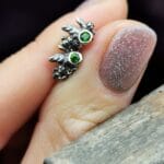 Nedideli tsavoritų auskarai