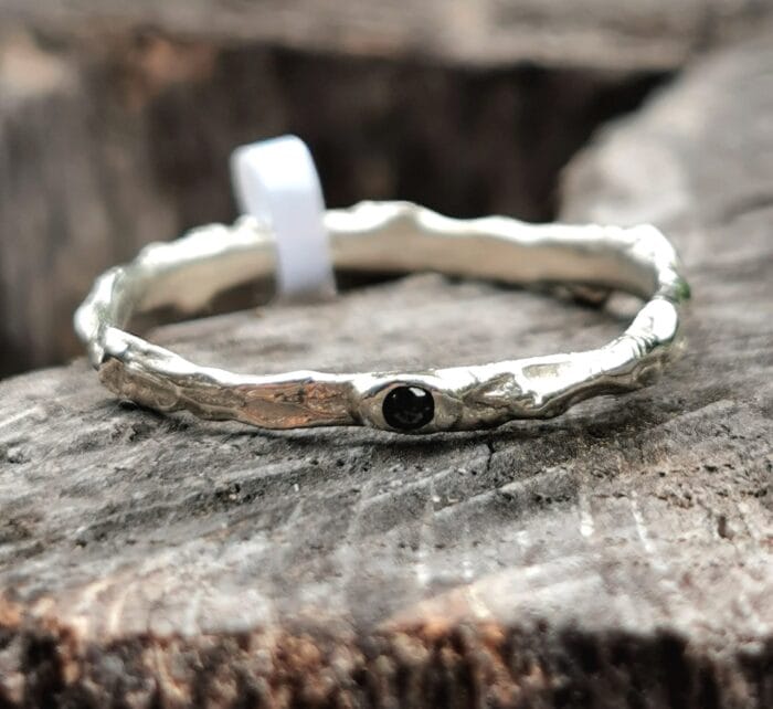 Sidabro žiedas su mažu juodu deimantu – Paveikslėlis 1